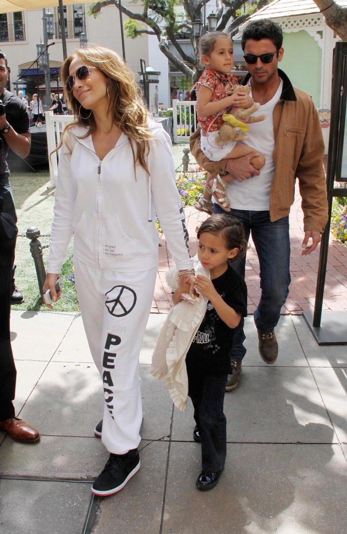 Jennifer Lopez’s Twins: Photos of Max and Emme Muniz Jennifer Lopez’s Twins: Photos of Max and Emme Muniz